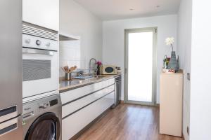 Kuchyň nebo kuchyňský kout v ubytování Apartaments Delfin