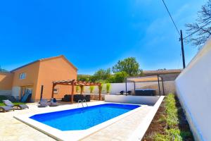 Billede fra billedgalleriet på Villa Village Idylle with heated pool, sauna, jacuzzy and private parking i Sukošan