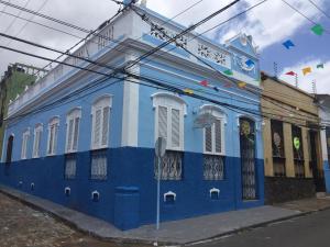 Hotel Pousada dos Sonhos في ساو لويس: مبنى ازرق وابيض على جانب شارع