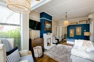 a living room with blue walls and a couch at Quarterdeck in Oamaru