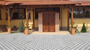 The facade or entrance of Toscana Apartman