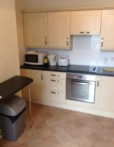 A kitchen or kitchenette at Arrandale Apartments 