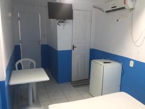 une petite salle de bains avec un mur bleu et blanc dans l'établissement Hotel Pousada dos Sonhos, à São Luís
