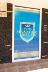 um sinal para um hotel num edifício em HOTEL MANAGER OBELISK em Medellín