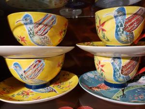 a stack of bowls and plates with birds on them at Los Colibries Tigre Centro in Tigre