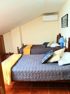 2 camas en una habitación de hotel con 2 camas en Casa Límia, en Ponte de Lima