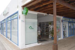 un negozio con una persona che ci cammina dentro di Magmamia a Puerto del Carmen