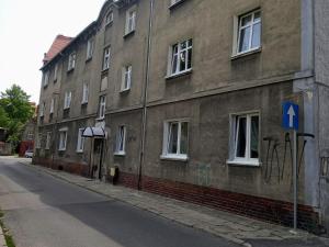 een gebouw met een bord aan de zijkant bij Apartament przy Wandy in Zielona Góra