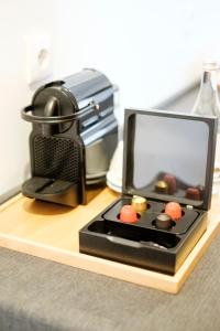 a small scale sitting on a wooden table at Villa Prime Hotel in Vila Nova de Famalicão