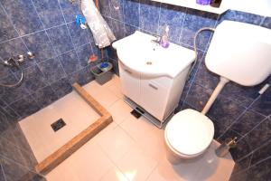 Bilik mandi di Holiday Village Ostrog