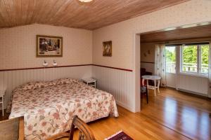 sypialnia z łóżkiem i drewnianym sufitem w obiekcie Gammalsbygårdens Gästgiveri w mieście Degerhamn
