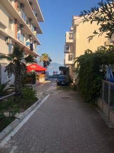 a cobblestone street in front of a building at Studio apartman Budex in Đenovići