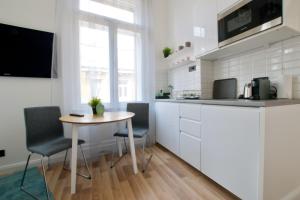 Kuchyňa alebo kuchynka v ubytovaní Standard Apartment by Hi5 - Anker 1