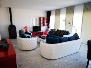 un soggiorno con 2 divani e una TV di Luxury apartment Prestige Villa Bellevue a Vis