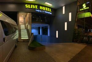 スリンにあるSlive Hotelのホテルの前にバンを停めています