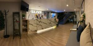 een winkel met een lobby met een marmeren bar bij Slive Hotel in Surin