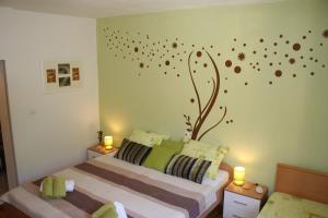 ein kleines Schlafzimmer mit 2 Betten und 2 Kerzen in der Unterkunft Apartment Marin - 40m from sea in Ston