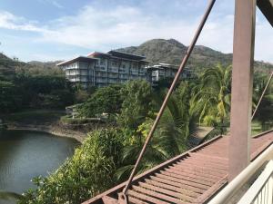 eine Brücke über einen Fluss mit einem Hotel im Hintergrund in der Unterkunft Creys condo at Pico de Loro Cove in Nasugbu