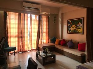 منطقة جلوس في Creys condo at Pico de Loro Cove