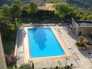 an overhead view of a large blue swimming pool at Parador de Jaén in Jaén