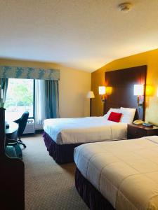 a hotel room with two beds and a desk at Hotel M Mount Pocono in Mount Pocono