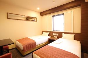 Postel nebo postele na pokoji v ubytování Smile Hotel Kawaguchi