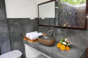 Kylpyhuone majoituspaikassa Palm Beach Villas Bali