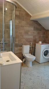 La salle de bains est pourvue de toilettes et d'un lave-linge. dans l'établissement SOL'ANGE Maison d'Hotes, à Clamart