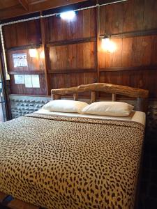 En eller flere senge i et værelse på J&J Guesthouse