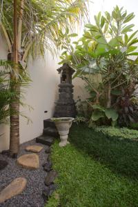 Ein Garten an der Unterkunft Villa Niketan Sanur - Three bedroom, Sanur, Near Icon Mall, Harbor