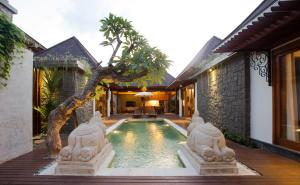 ein Haus mit einem Swimmingpool vor einem Haus in der Unterkunft Villa Niketan Sanur - Three bedroom, Sanur, Near Icon Mall, Harbor in Sanur