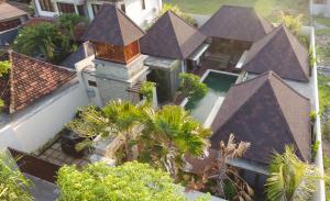 eine Luftaufnahme eines Hauses mit Swimmingpool in der Unterkunft Villa Niketan Sanur - Three bedroom, Sanur, Near Icon Mall, Harbor in Sanur