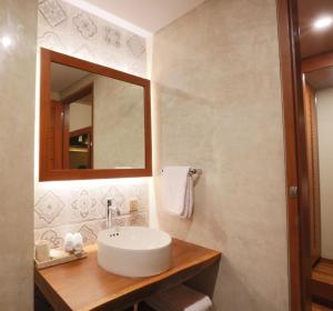 Ein Badezimmer in der Unterkunft Villa Niketan Sanur - Three bedroom, Sanur, Near Icon Mall, Harbor