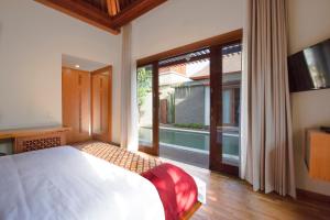 Ein Bett oder Betten in einem Zimmer der Unterkunft Villa Niketan Sanur - Three bedroom, Sanur, Near Icon Mall, Harbor