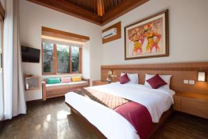 ein Schlafzimmer mit großem Bett und Fenster in der Unterkunft Villa Niketan Sanur - Three bedroom, Sanur, Near Icon Mall, Harbor in Sanur + 37 Fotos