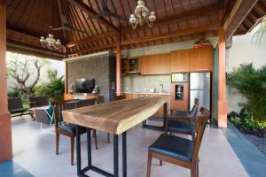 Küche/Küchenzeile in der Unterkunft Villa Niketan Sanur - Three bedroom, Sanur, Near Icon Mall, Harbor