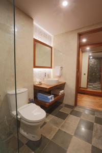 Ein Badezimmer in der Unterkunft Villa Niketan Sanur - Three bedroom, Sanur, Near Icon Mall, Harbor