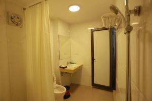 Koupelna v ubytování Anova 2 Hotel