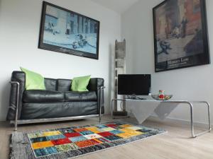 TV a/nebo společenská místnost v ubytování Wohnung Weitblick Haan