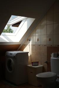 uma casa de banho com uma máquina de lavar roupa e uma janela em Gospodarstwo agroturystyczne Biebrzanska Goscina em Karcewo mais 117 fotografias