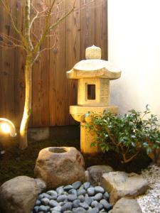 mały ogród z ptasim domkiem i skałami w obiekcie Wakakusa-an w mieście Kioto