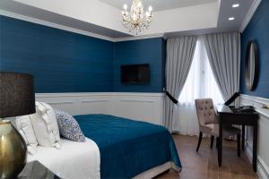 Posteľ alebo postele v izbe v ubytovaní Evripidou Suites