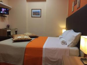 Una habitación de hotel con una cama con toallas. en Civico7 en Villa San Giovanni