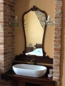 een badkamer met een grote spiegel en een wastafel bij Il Baco Da Seta in Manta