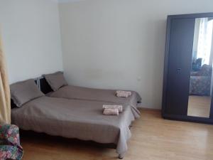 Uma cama ou camas num quarto em Apartment Khimshiashvili 9
