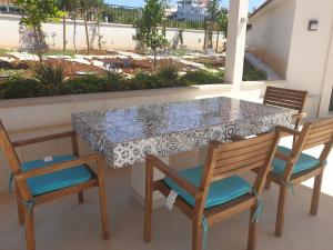 una mesa y sillas en un balcón con mesa y sillas en Apartmani Mariela, en Maslinica