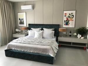 Tempat tidur dalam kamar di Levante Holiday Apartments