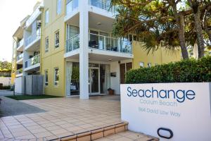 um edifício com um cartaz que lê a residência da praia colonial em Seachange Coolum Beach em Coolum Beach