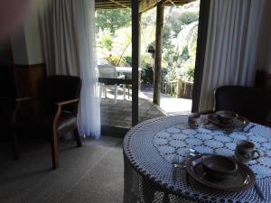 stół z niebieską tkaniną na górze w obiekcie Taranaki Experience w mieście New Plymouth