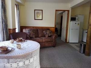 sala de estar con mesa y sofá en Taranaki Experience en New Plymouth